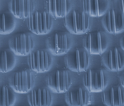Imagen SEM de la superficie de un panel de fibra de carbono sometido a un tratamiento de activación superficial mediante un láser UV de marcado.
